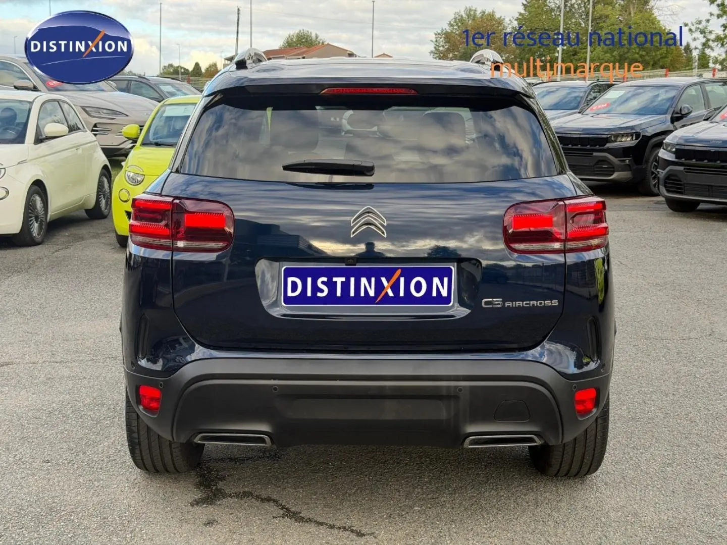 Vue arrière d'un Citroën C5 Aircross Bleu Eclipse 2025 avec feux LED et double sortie d'échappement intégrée.