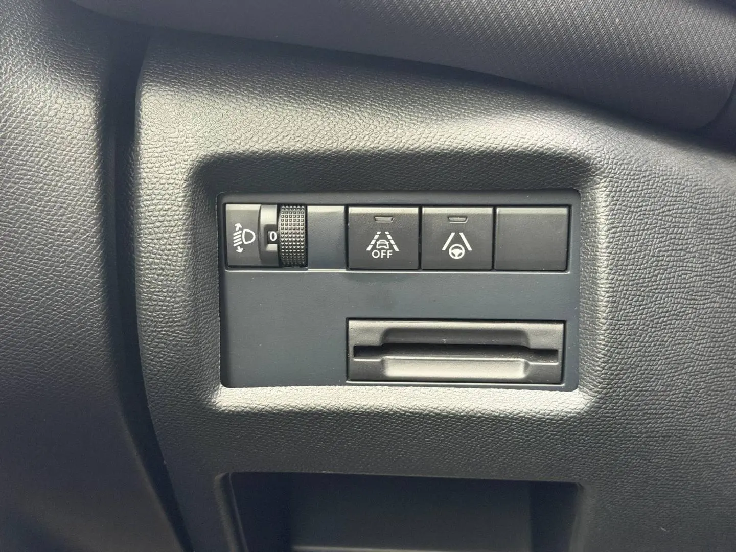 Gros plan sur les commandes noires du tableau de bord côté gauche du Citroën C5 Aircross Bleu Eclipse.