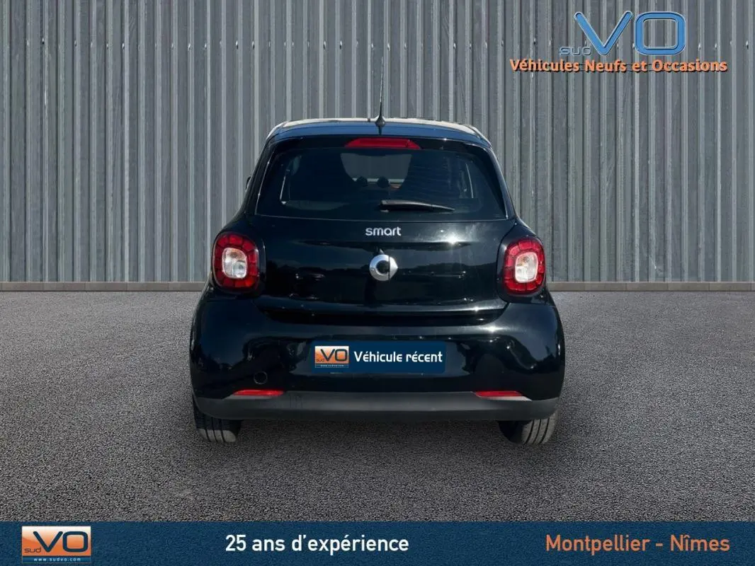 Vue arrière d'une Smart Forfour noire de 2015, mettant en valeur ses feux arrière et lunette dégivrante.
