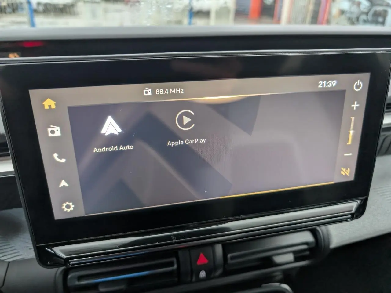 Écran tactile central du tableau de bord du Citroën C3 Aircross 2025 affichant Android Auto et Apple CarPlay.