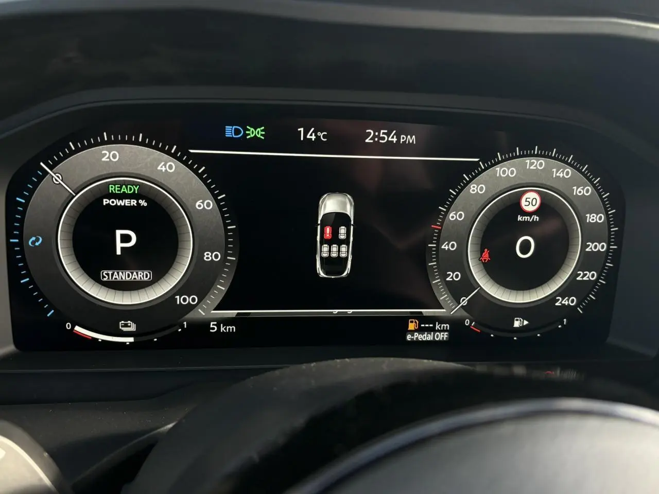 Tableau de bord numérique du Nissan Qashqai 2025, affichage clair avec vitesse et indicateurs au centre.