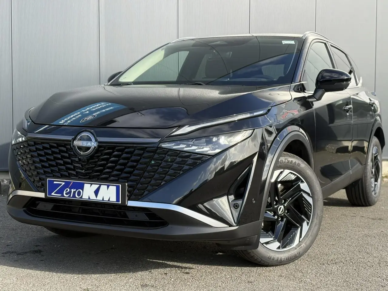 Vue 3/4 avant d'un Nissan Qashqai III e-Power noir avec calandre noire et jantes alliage bicolores.