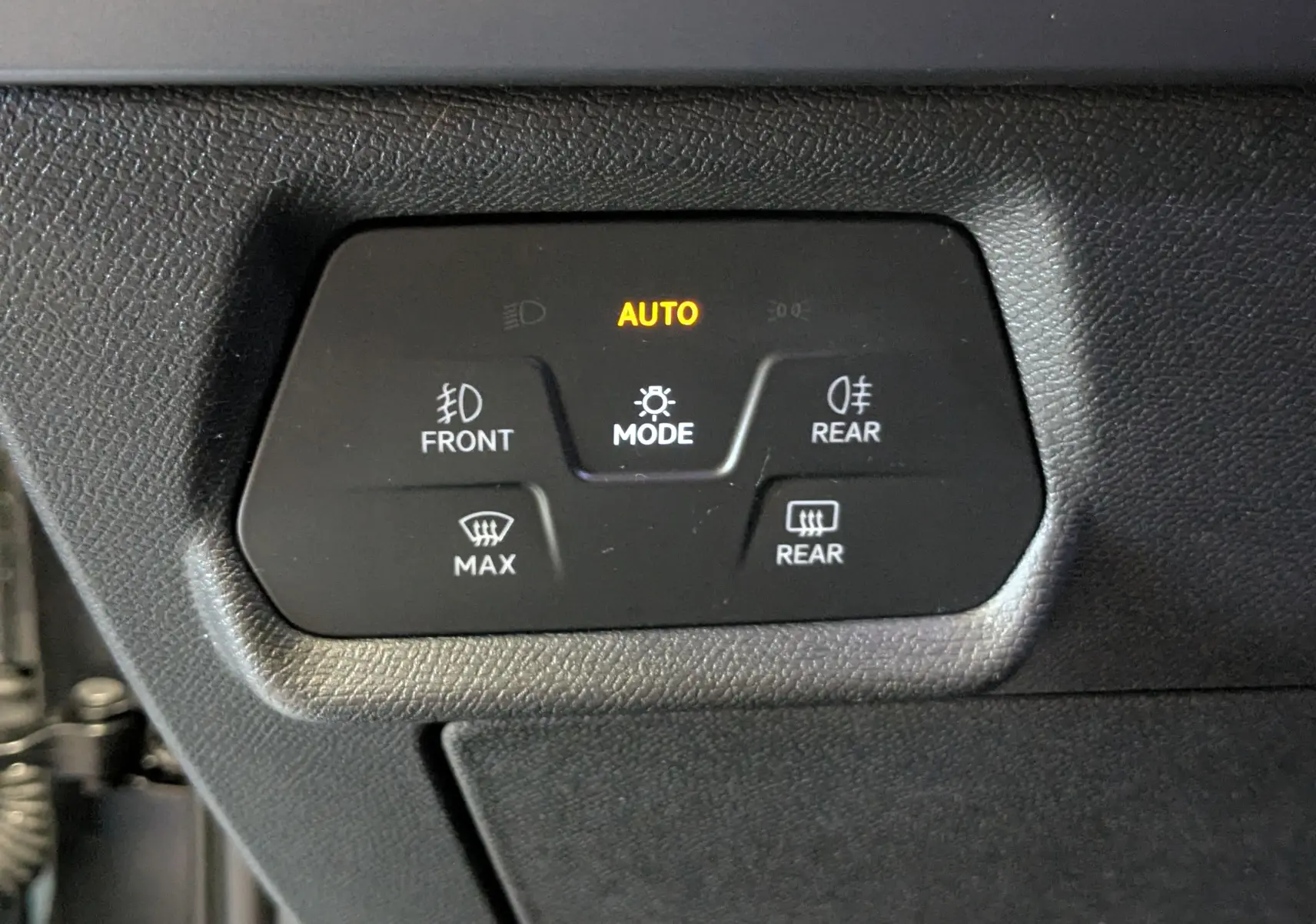 Panneau de commandes d'éclairage intérieur du CUPRA LEON ST 2025, boutons en plastique noir avec éclairage LED.