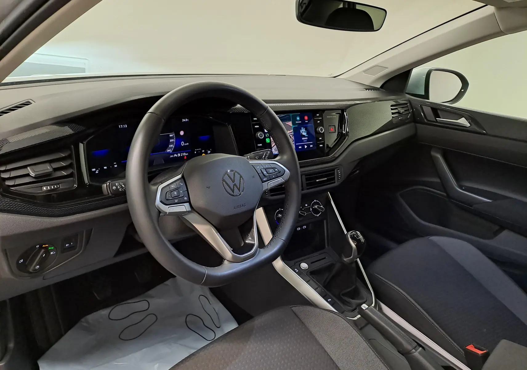 Intérieur du Volkswagen Taigo 2025 vu côté conducteur, tableau de bord moderne et volant multifonction noir.