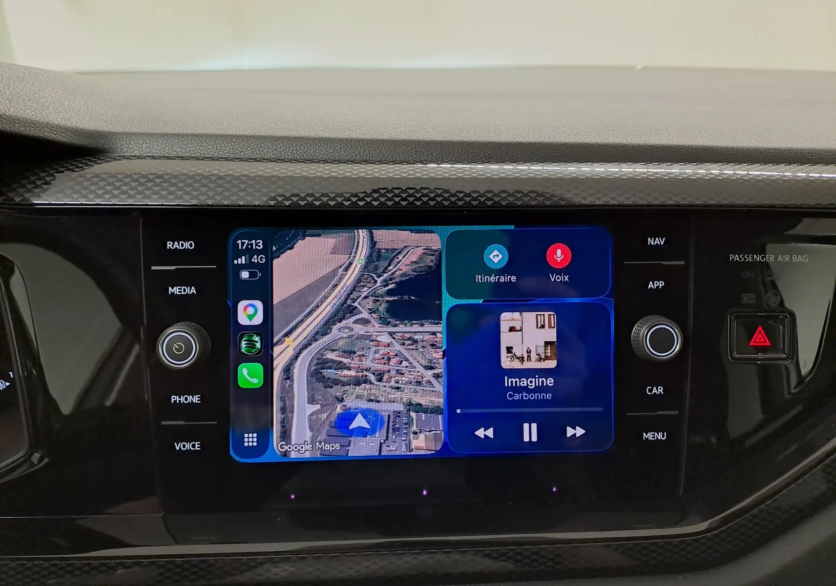 Écran tactile central du Volkswagen Taigo 2025 affichant la navigation Google Maps et la lecture musicale, entouré de commandes noires.