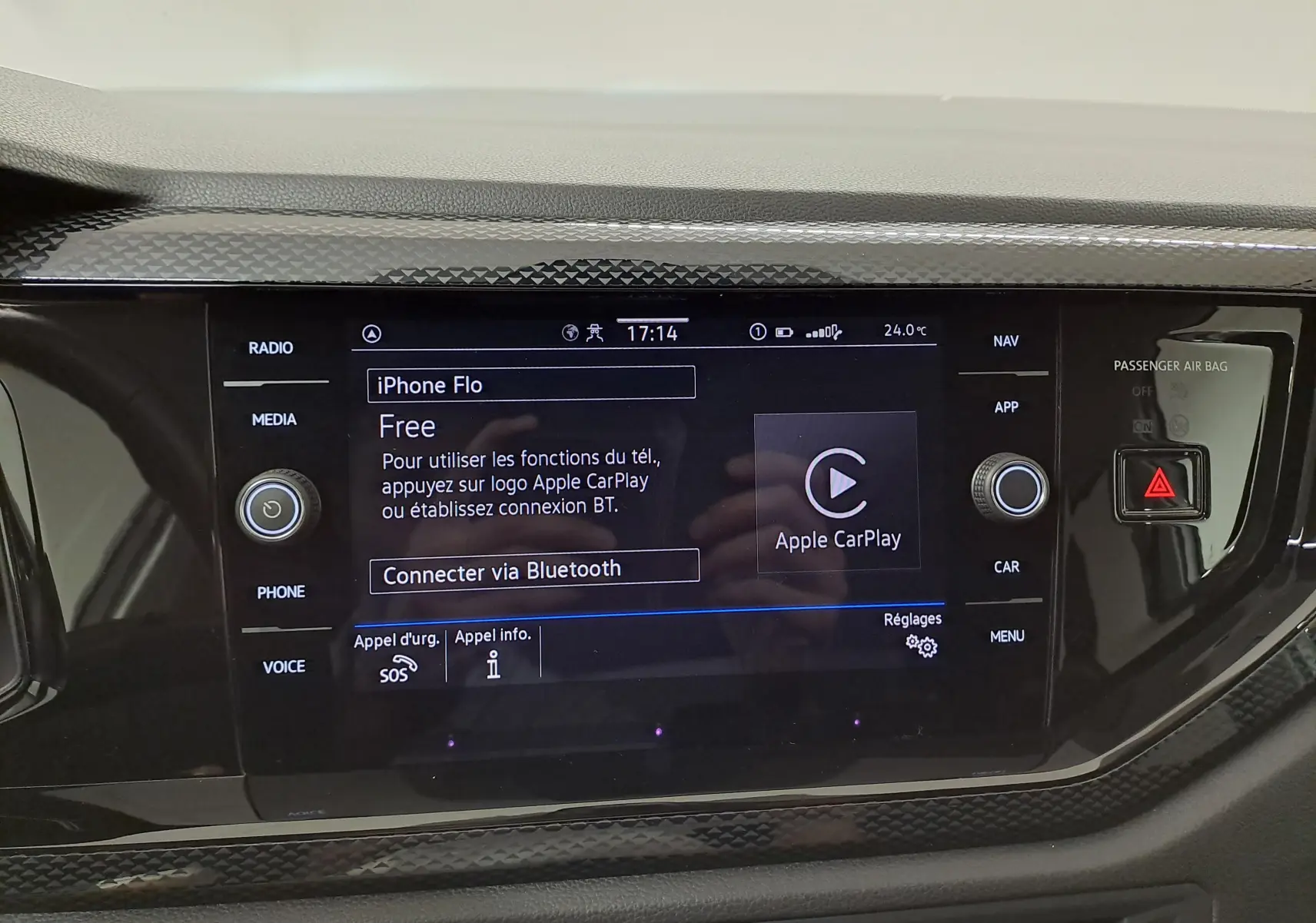 Écran tactile central du Volkswagen Taigo 2025 affichant la connexion Apple CarPlay, entouré de boutons de commande.