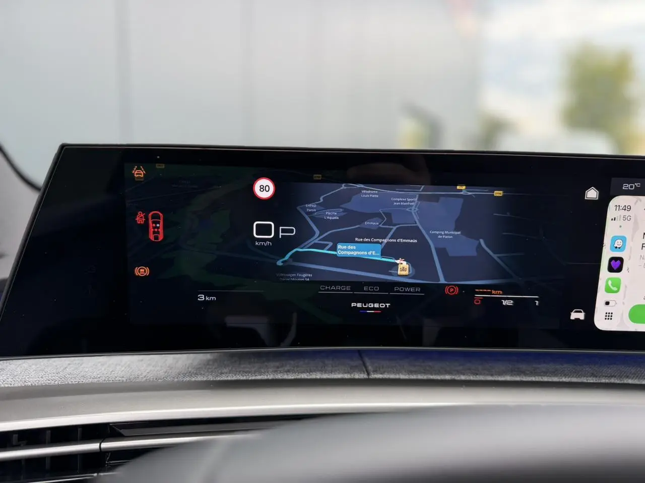 Écran numérique du tableau de bord Peugeot 3008 Hybrid 2026 affichant navigation et informations de conduite.