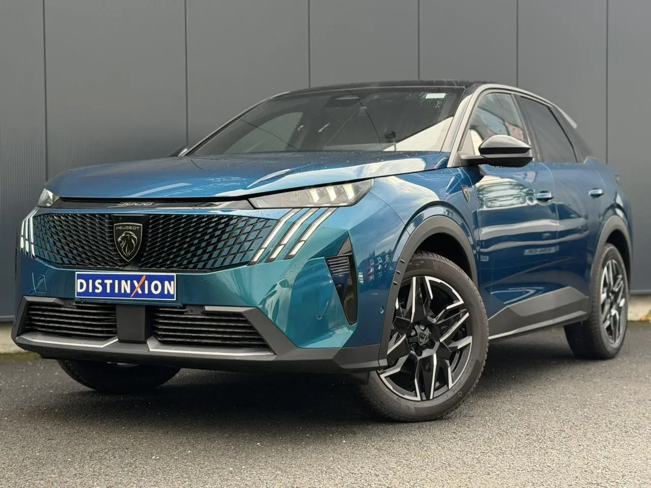 Peugeot 3008 Hybrid bleu Obsession vue 3/4 avant droit avec calandre noire et jantes alliage 19 pouces.