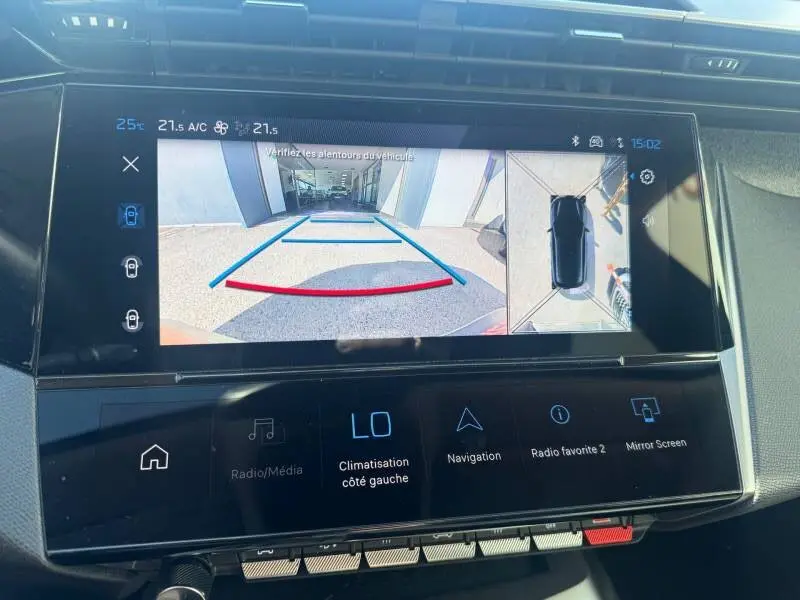 Écran tactile intérieur de la Peugeot 308 Hybrid 145 gris montrant la caméra de recul et vue 360° du véhicule.