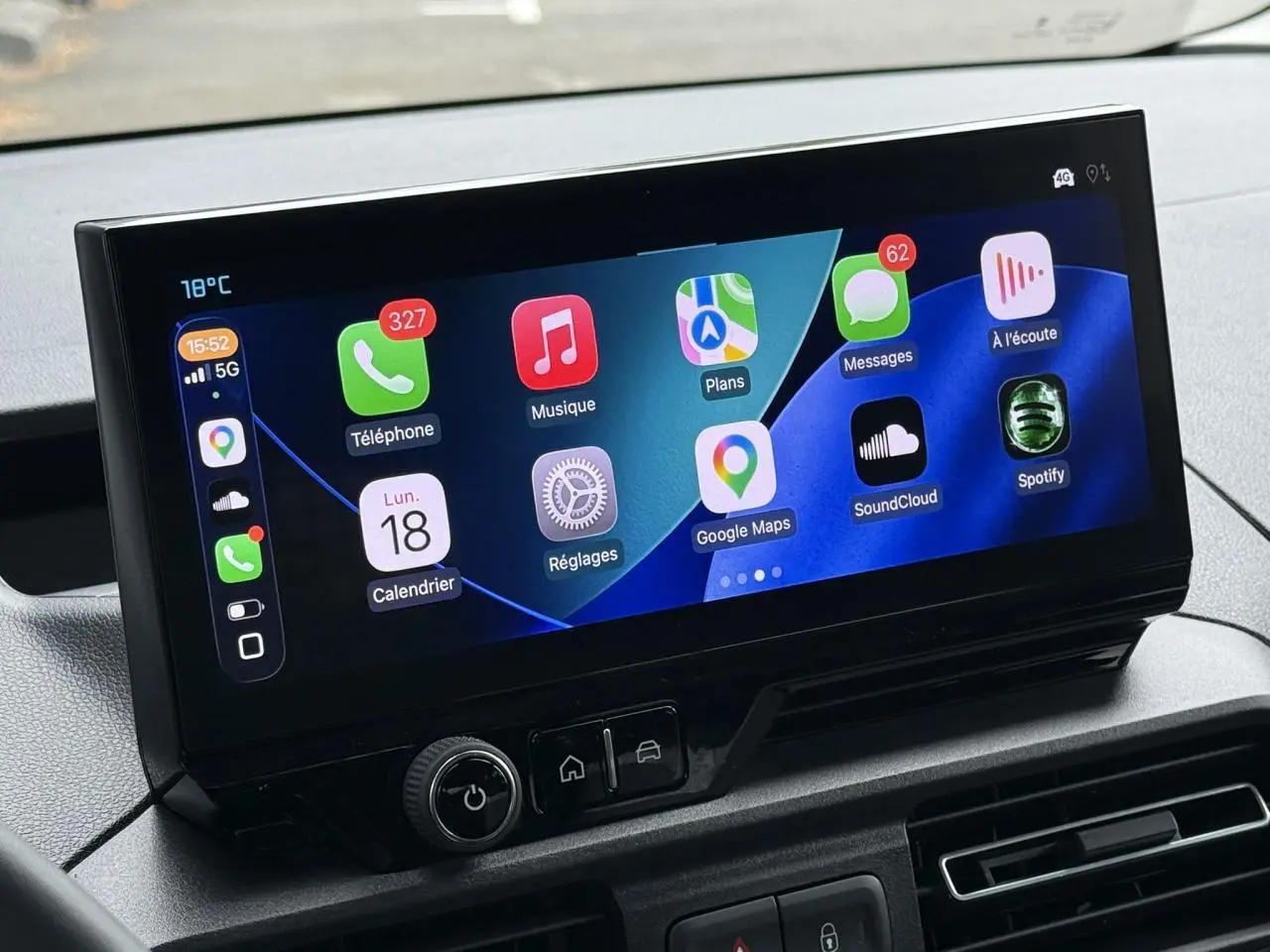 Écran tactile 10 pouces du Citroën Berlingo Multispace 2026 affichant Apple CarPlay en intérieur.