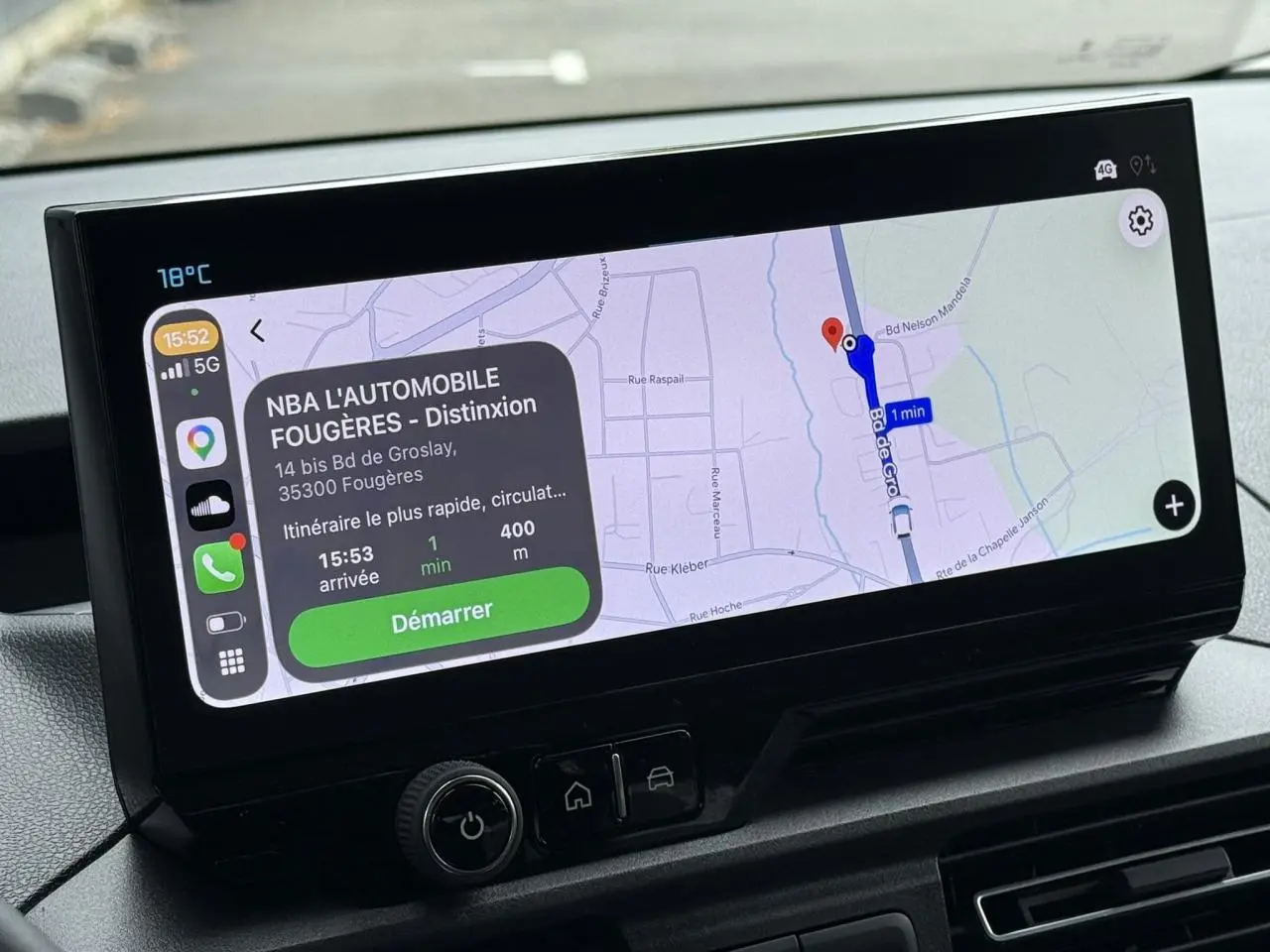 Écran tactile 10 pouces du Citroën Berlingo Multispace 2026 affichant une navigation GPS en mode Apple CarPlay.