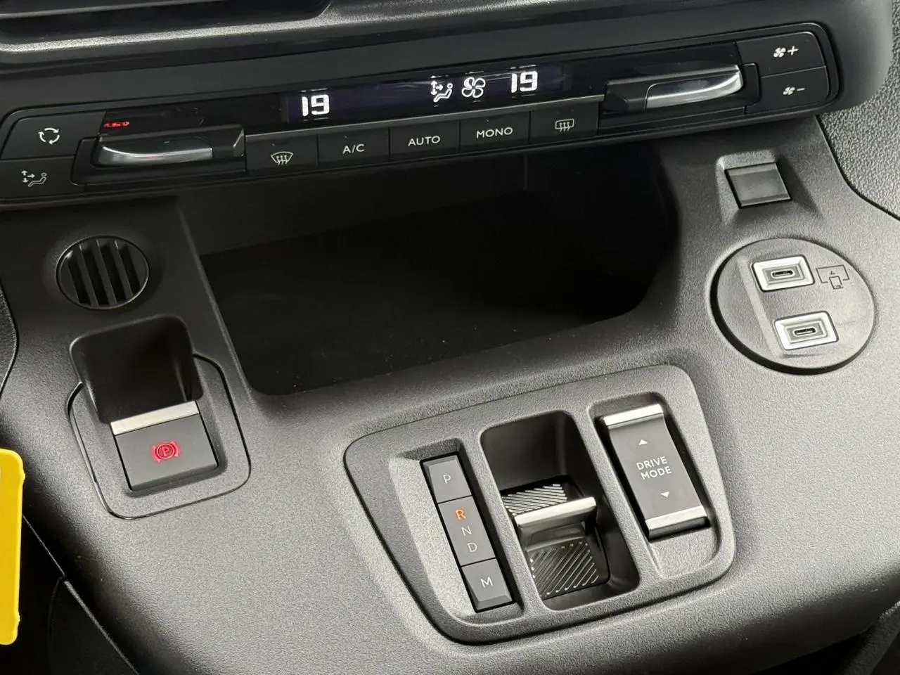 Gros plan sur la console centrale du Citroën Berlingo Multispace 2026, montrant la commande de boîte auto et les réglages climatisation.