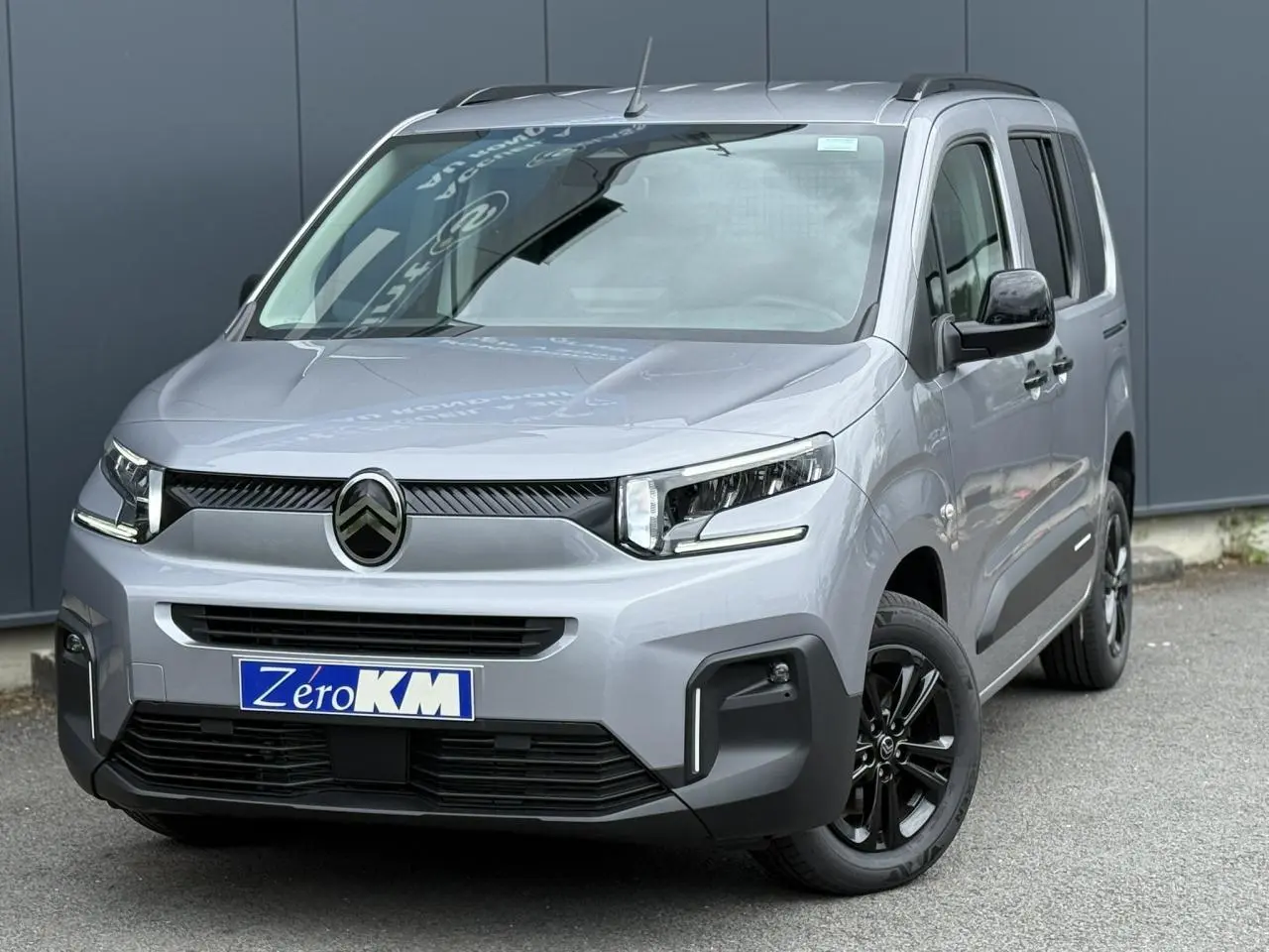 Vue 3/4 avant droit d'un Citroën Berlingo Multispace gris acier avec jantes alliage noires et lunette arrière ouvrante.