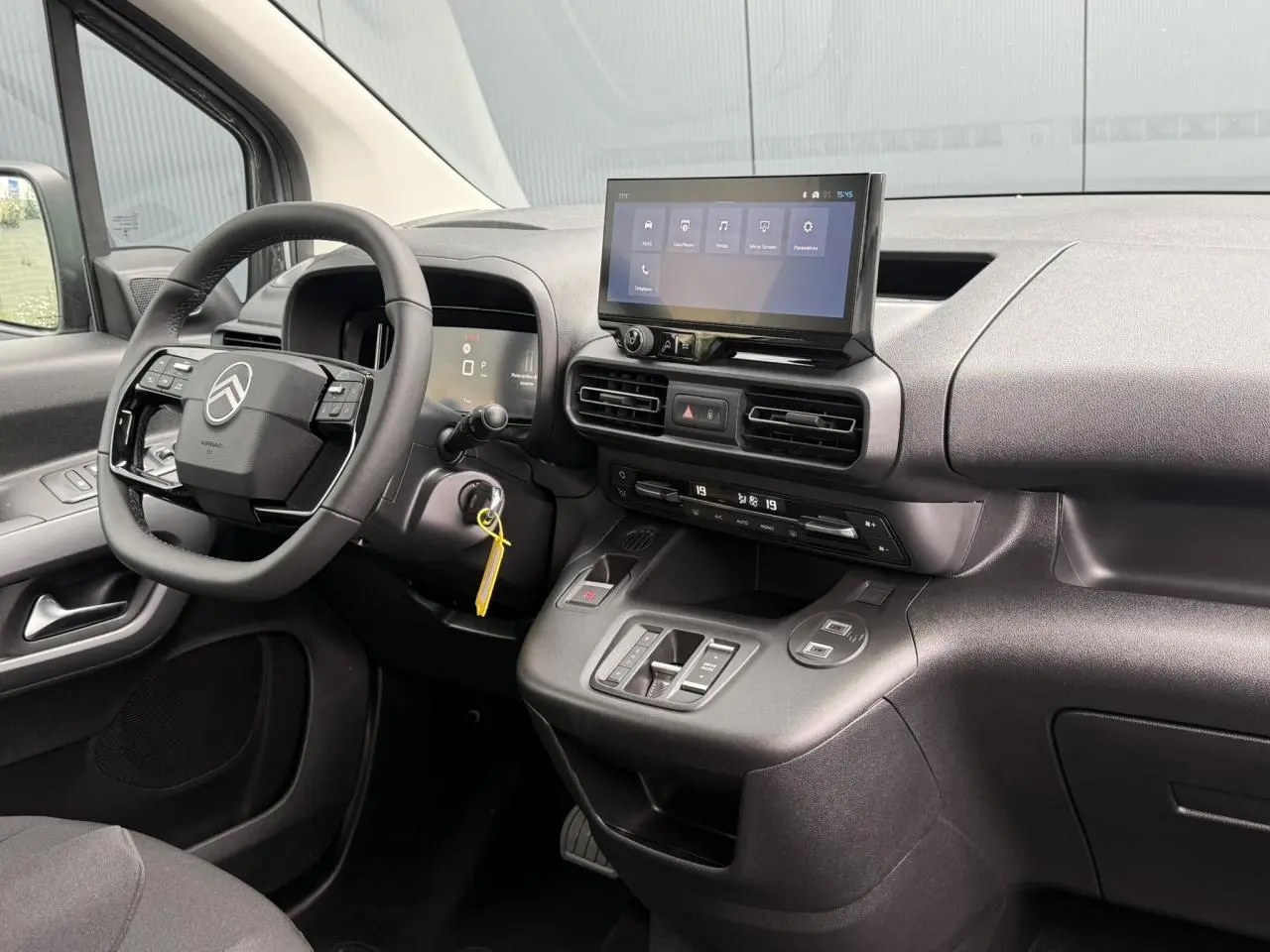 Vue intérieure côté conducteur du tableau de bord noir avec écran tactile et volant multifonctions Citroën Berlingo Multispace.