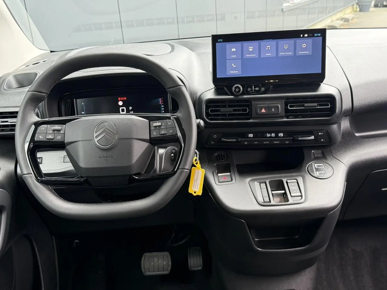 Vue intérieure frontale du tableau de bord et volant noir du Citroën Berlingo Multispace 2026 avec écran tactile et commandes intégrées.