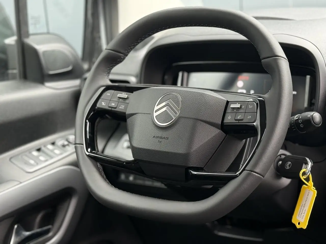 Volant multifonctions cuir de Citroën Berlingo Multispace 2026, vue rapprochée de face avec commandes intégrées.