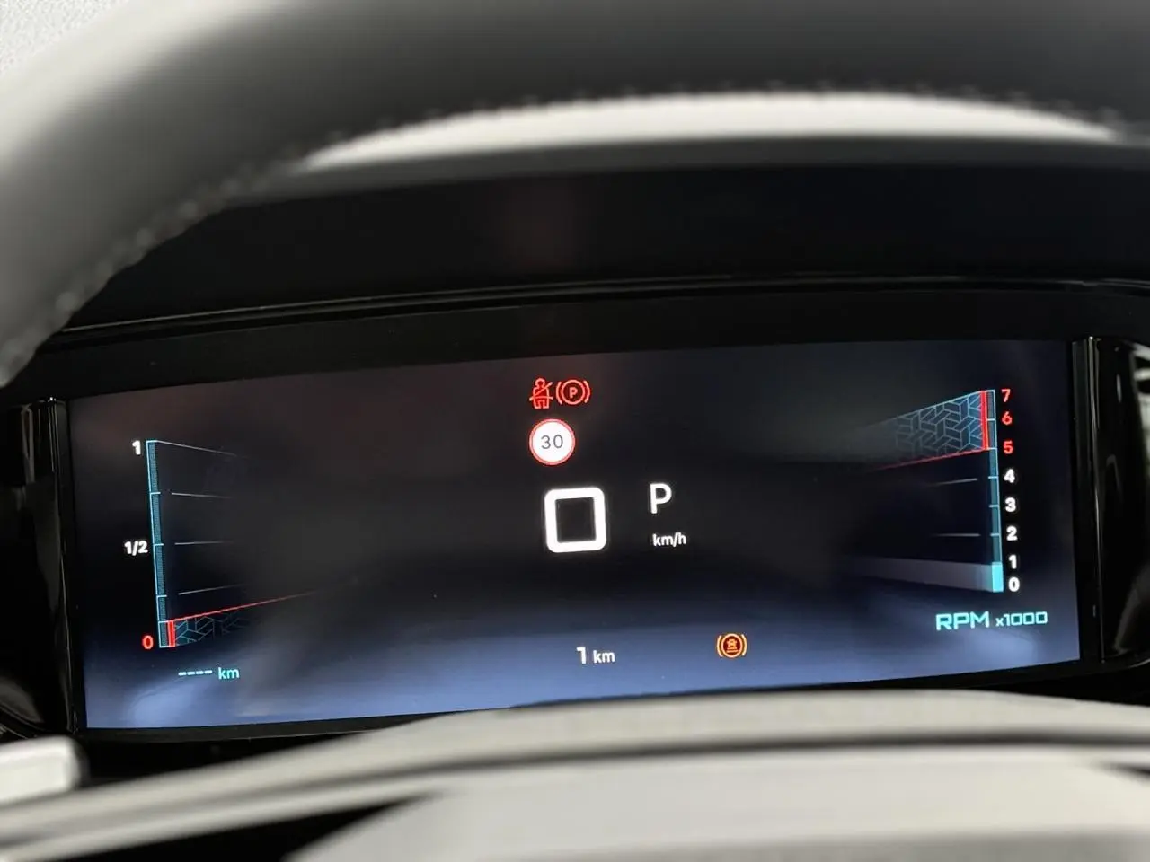 Vue rapprochée du combiné numérique 10 pouces du Citroën Berlingo Multispace 2026 affichant la vitesse et le régime moteur.