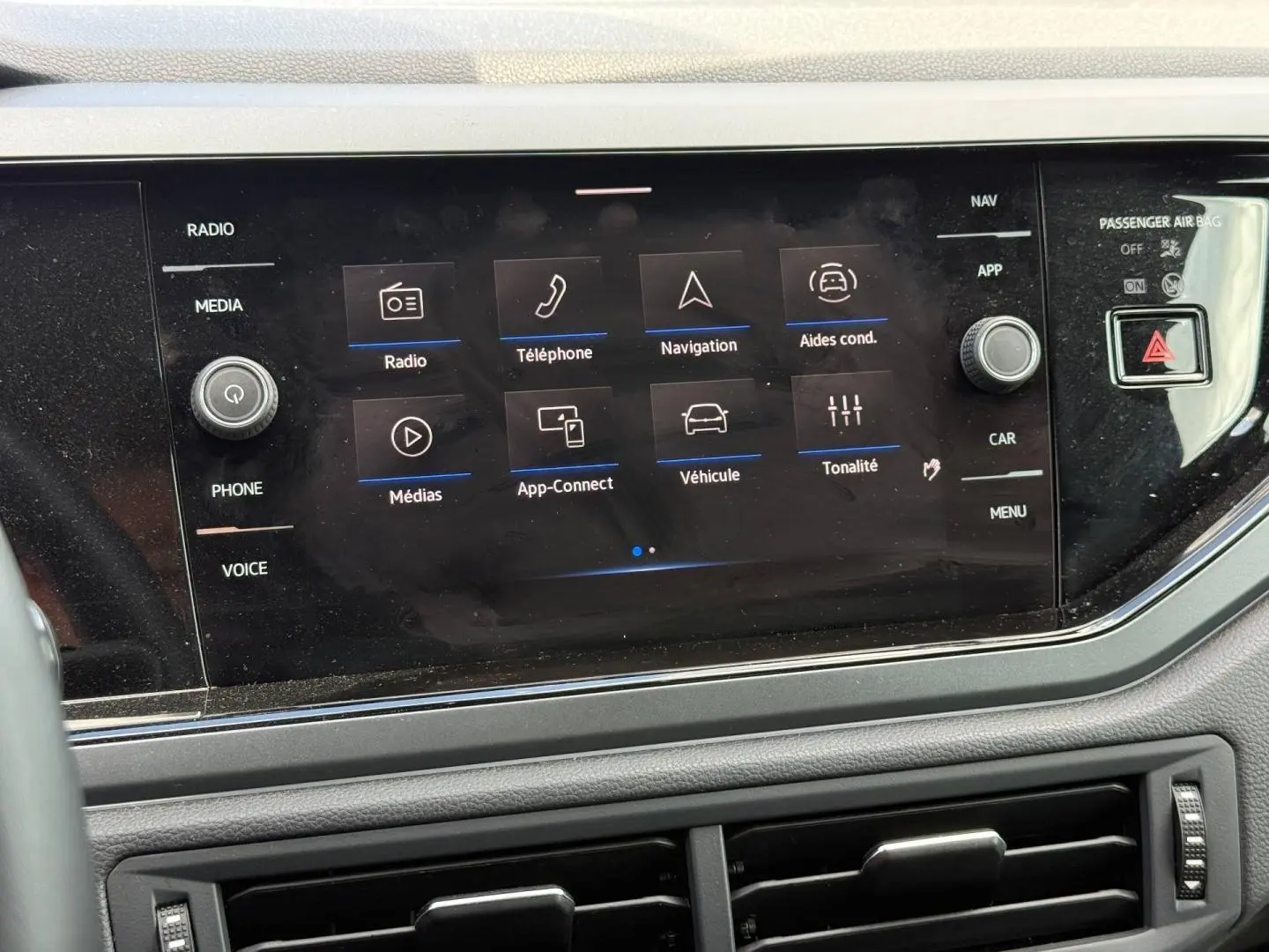 Écran tactile central du tableau de bord du Volkswagen Taigo 2025, affichant les options multimédia et navigation.