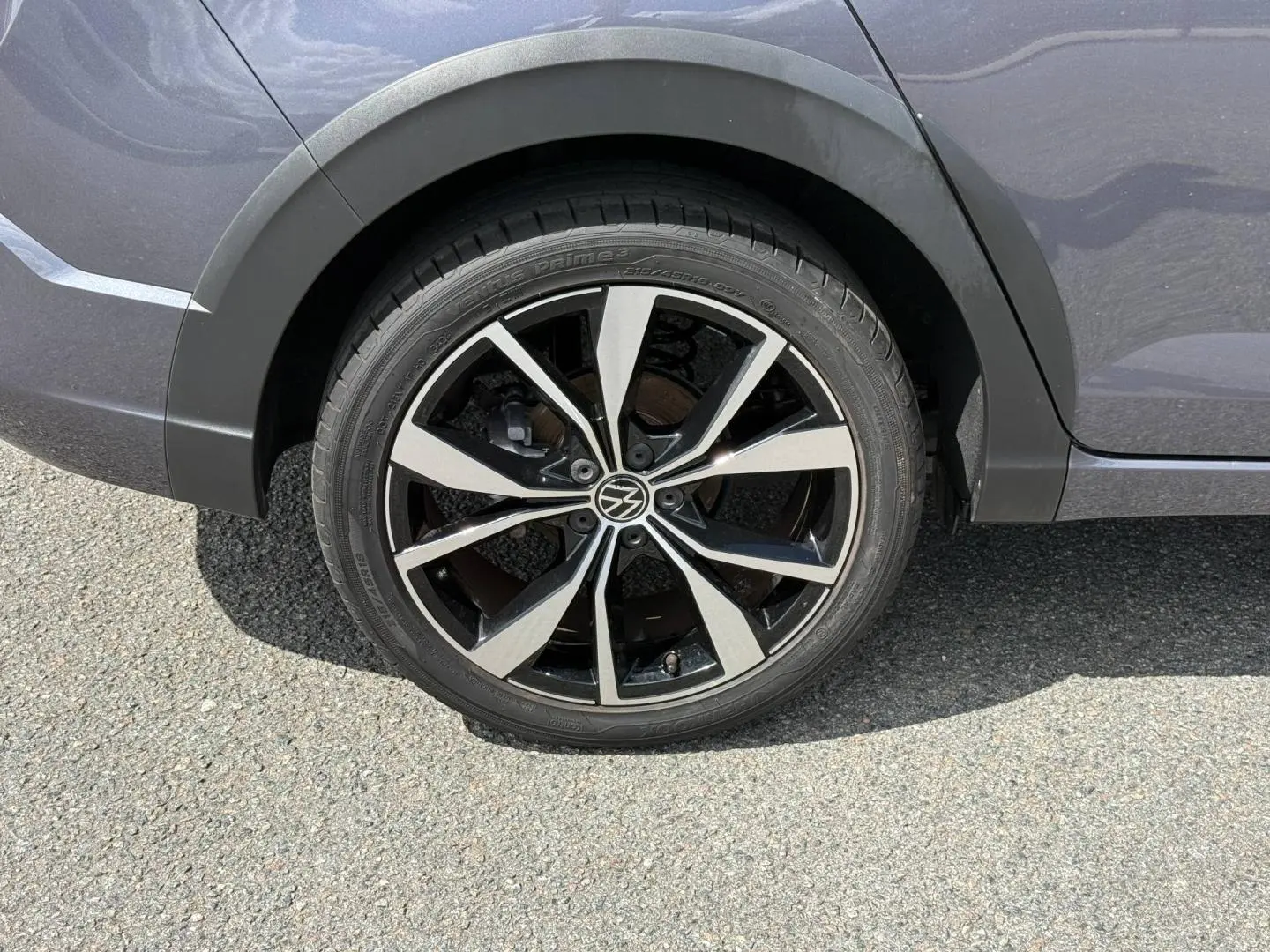 Gros plan sur la roue arrière droite gris Ascot du Volkswagen Taigo 2025 avec jante alu bicolore R-Line.