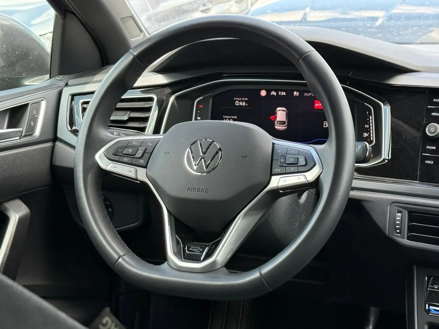 Vue rapprochée du volant cuir multifonction et du tableau de bord numérique du Volkswagen Taigo gris 2025.