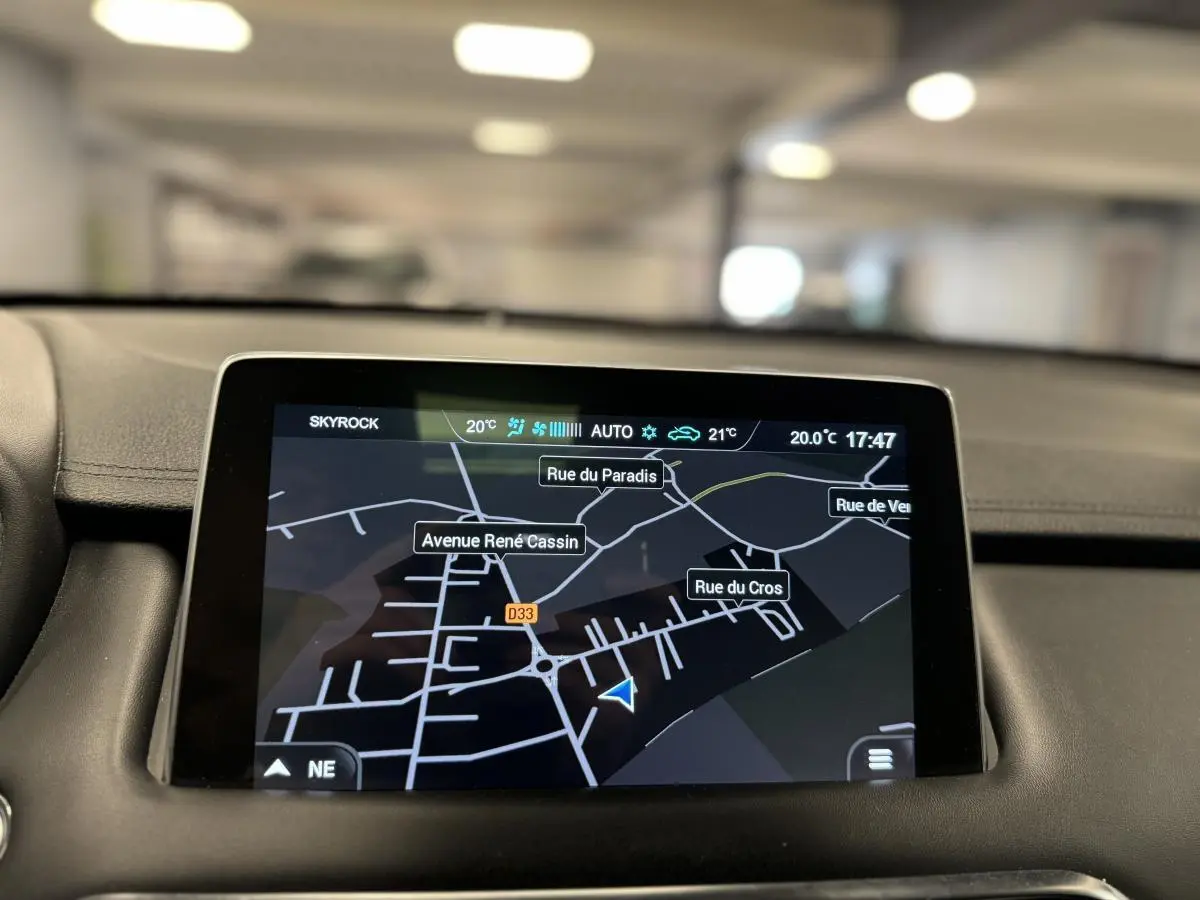 Écran tactile 10,1 pouces du système de navigation du MG MOTOR EHS noir, vue intérieure du tableau de bord.