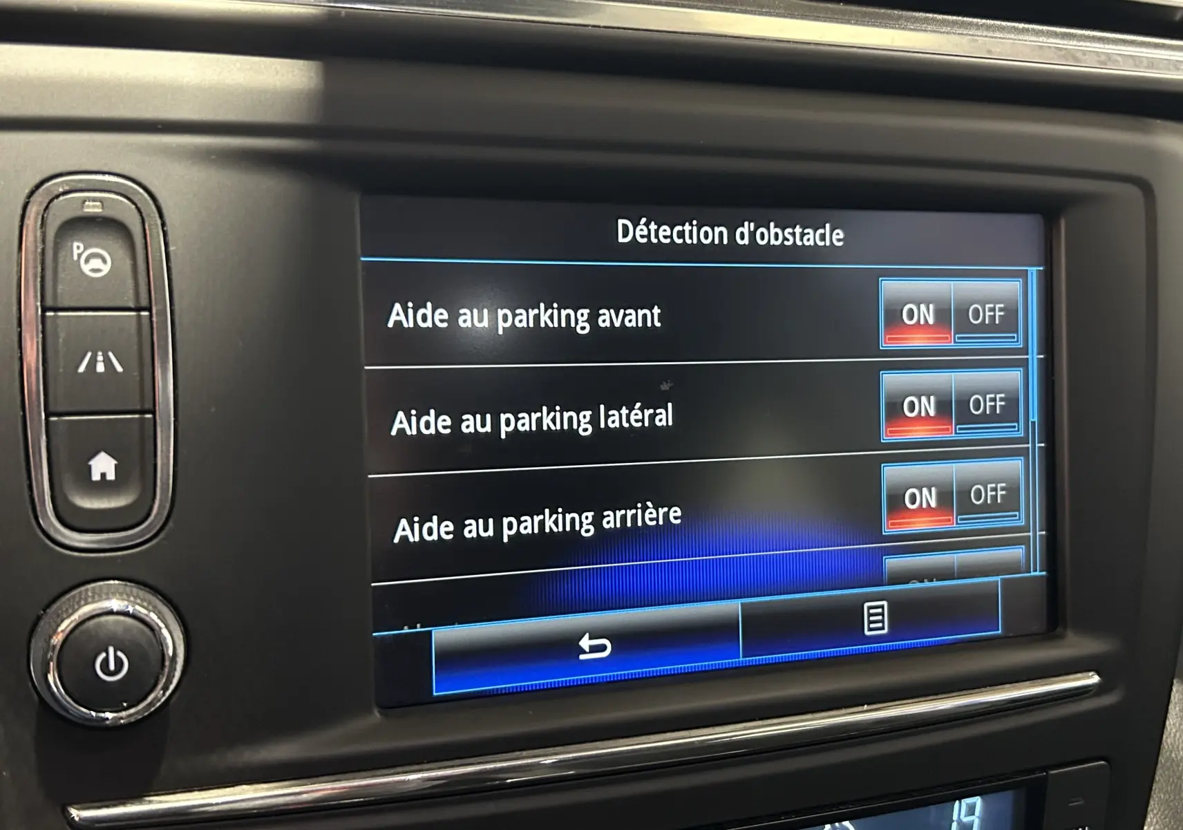Écran central du Renault Kadjar TCe 130 Intens 2017 montrant les options d'aide au parking activées.