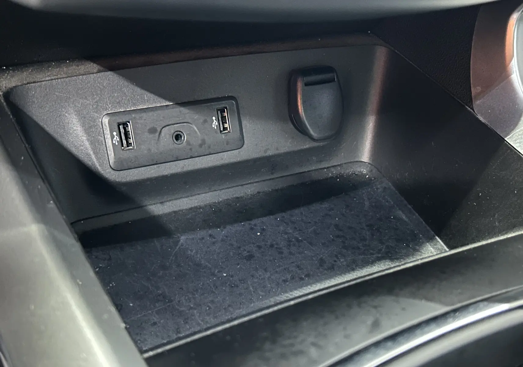 Prise USB double et prise jack dans la console centrale noire du Renault Kadjar TCe 130 EDC energy Intens 2017.