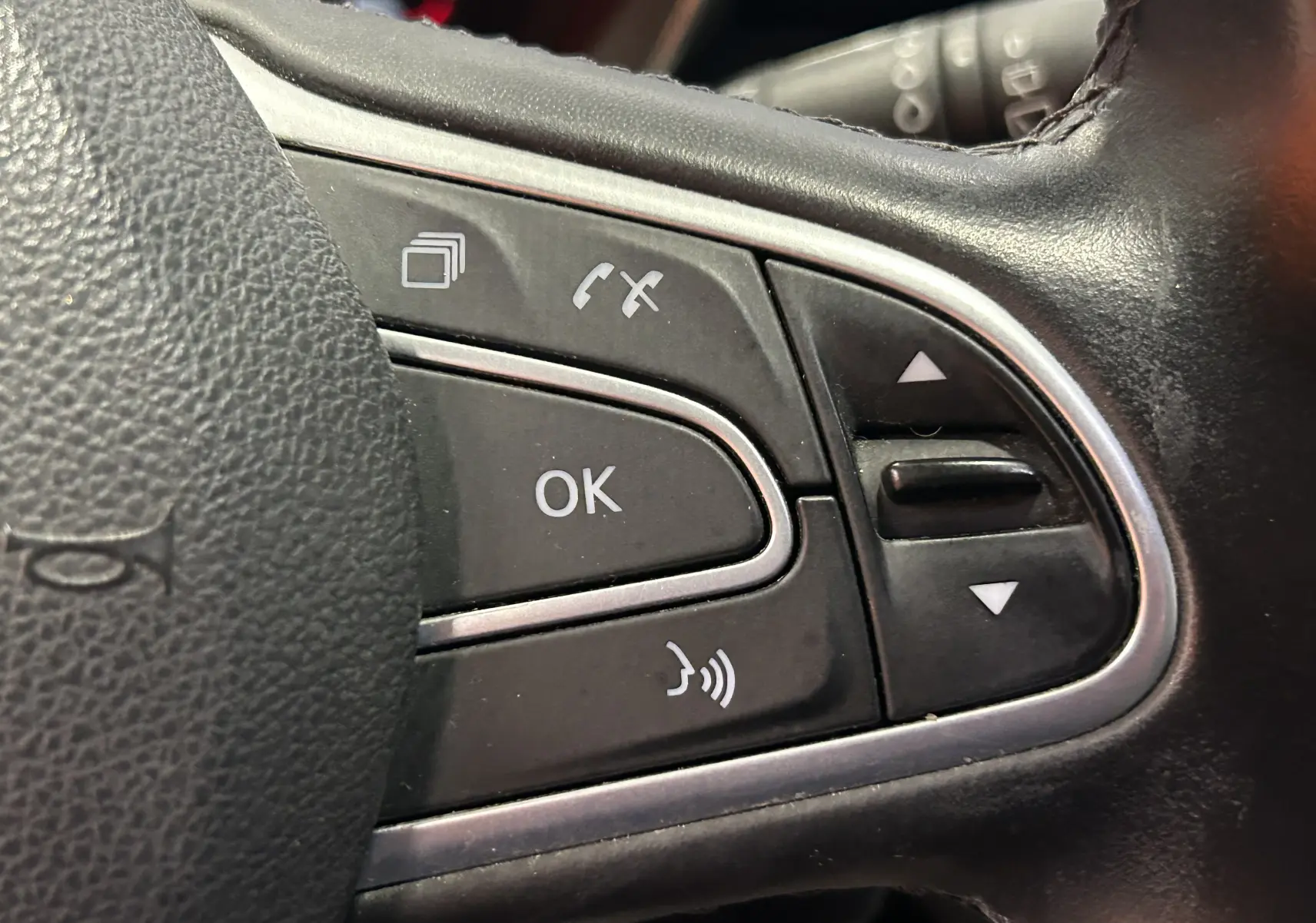 Gros plan sur les commandes multifonctions noires du volant du Renault Kadjar TCe 130 EDC energy Intens 2017.