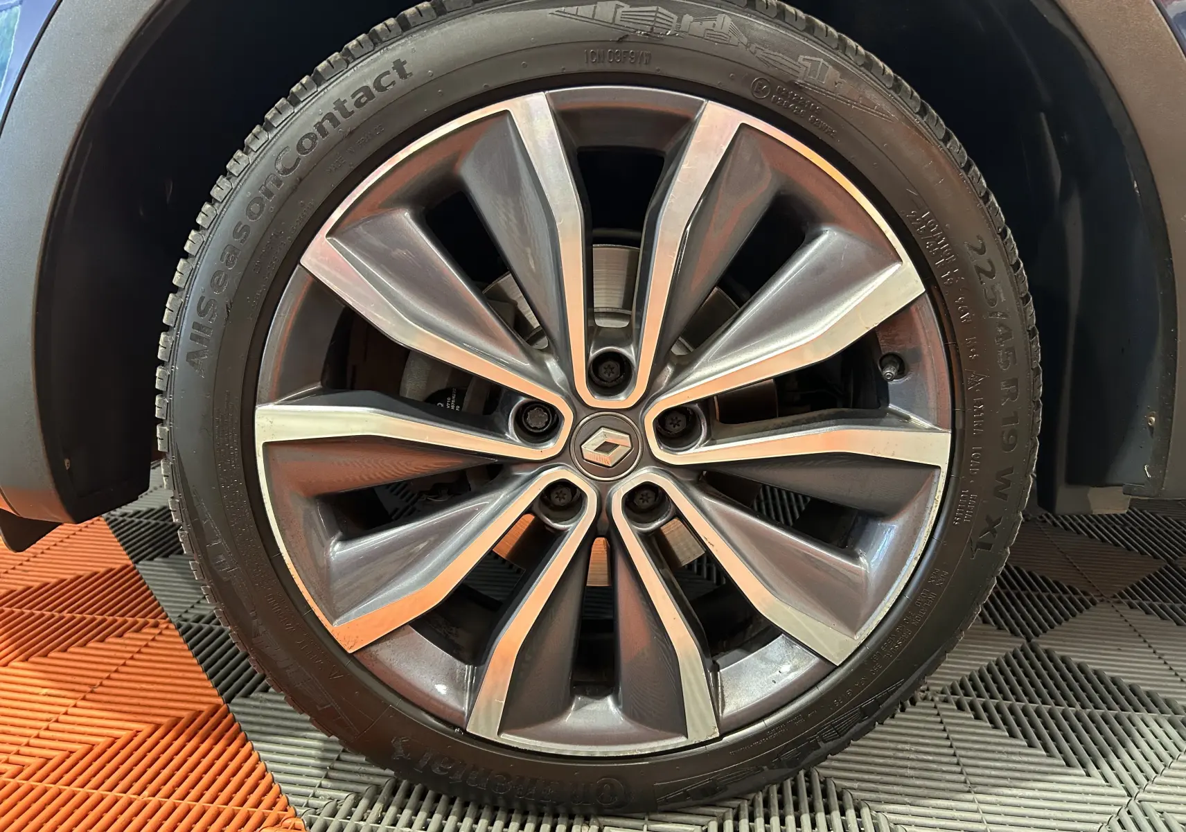 Gros plan sur la jante alliage 19 pouces du Renault Kadjar bleu, soulignant le logo central et le pneu Continental.