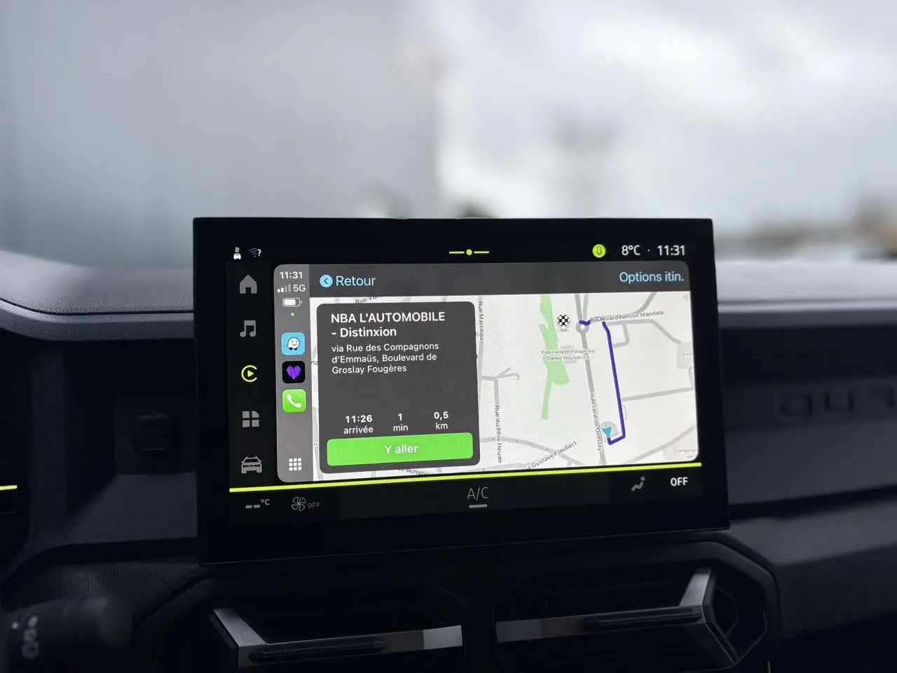 Écran tactile GPS 10 pouces du tableau de bord du Dacia Duster blanc Glacier 2025, navigation active.