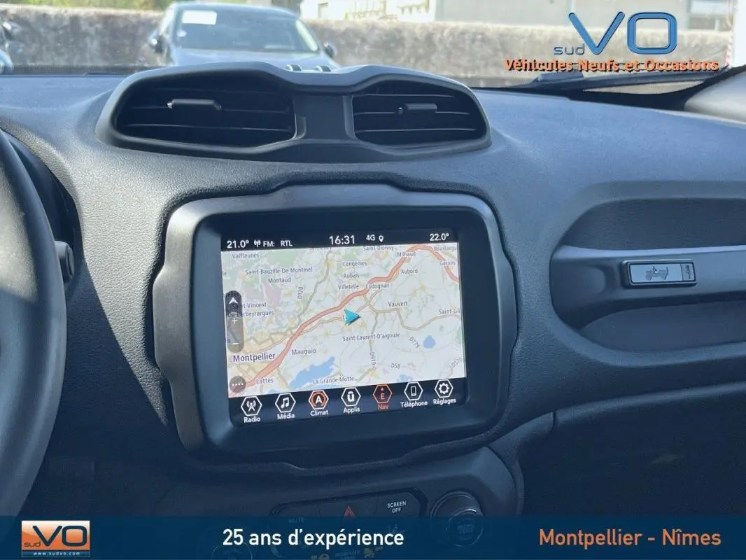 Vue intérieure du tableau de bord du Jeep Renegade 2021 avec écran tactile affichant la navigation GPS.