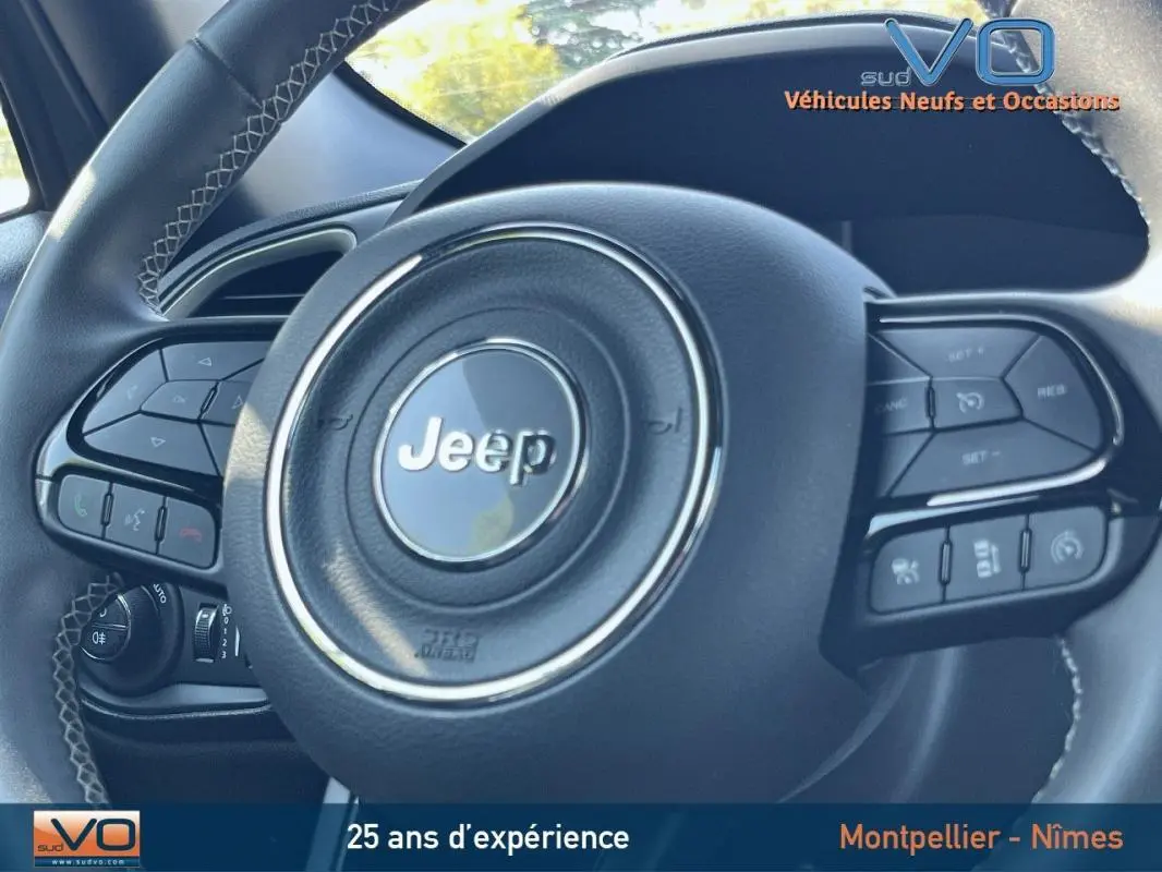 Gros plan sur le volant Jeep du Renegade 2021, montrant les commandes multifonctions et le logo central chrome.