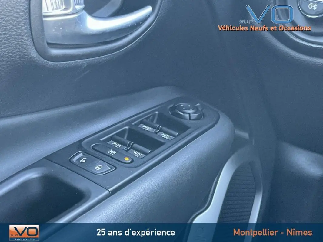 Détail des commandes des vitres et rétroviseurs côté conducteur dans un Jeep Renegade gris foncé 2021.