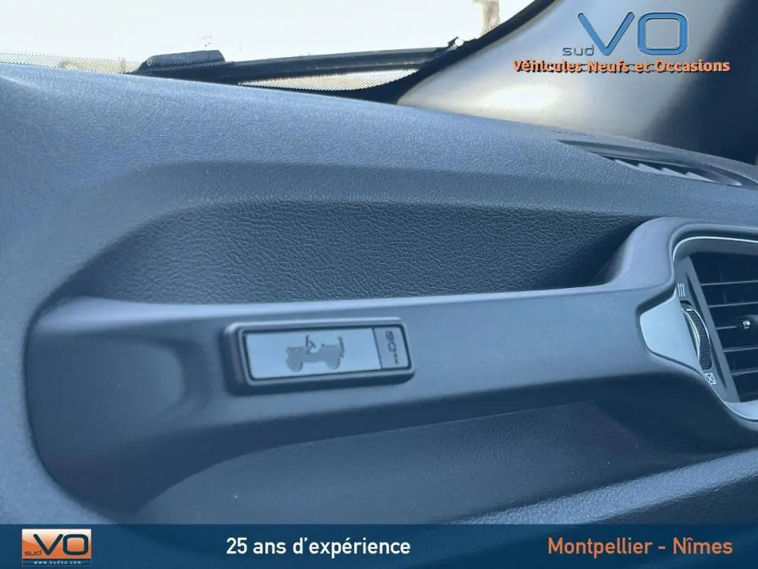 Gros plan sur la poignée intérieure grise du tableau de bord du Jeep Renegade 80th Anniversary 2021.