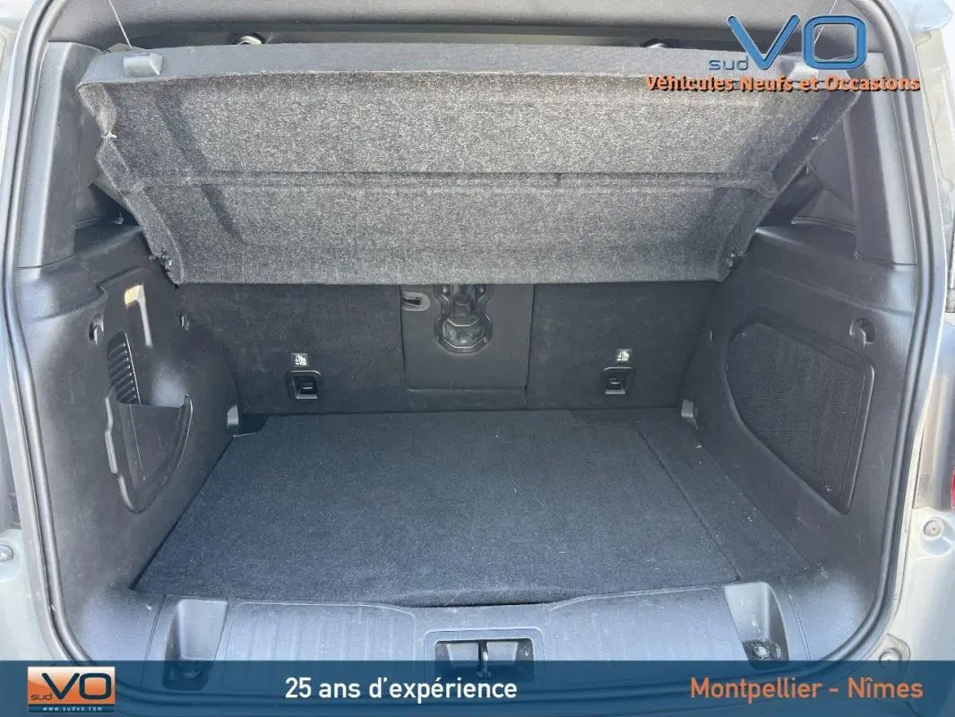 Coffre ouvert du Jeep Renegade gris foncé 80th Anniversary montrant l'espace de chargement intérieur vide.