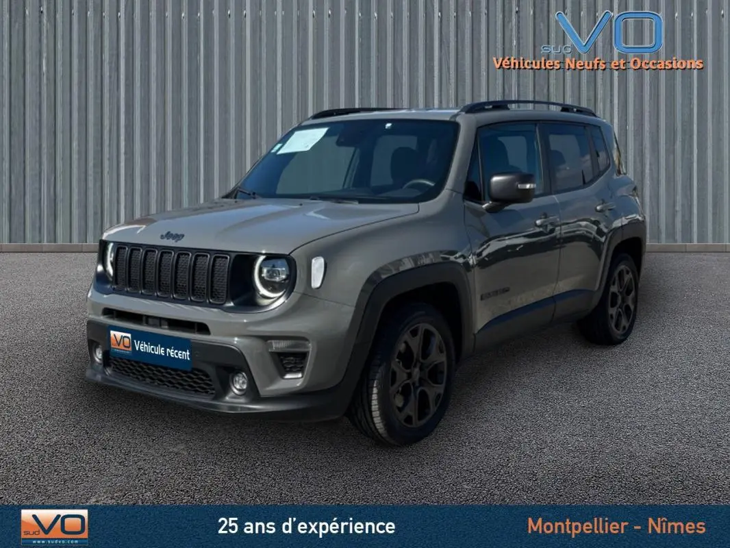 Vue 3/4 avant droit d'un Jeep Renegade gris foncé avec barres de toit et jantes alliage 18 pouces.