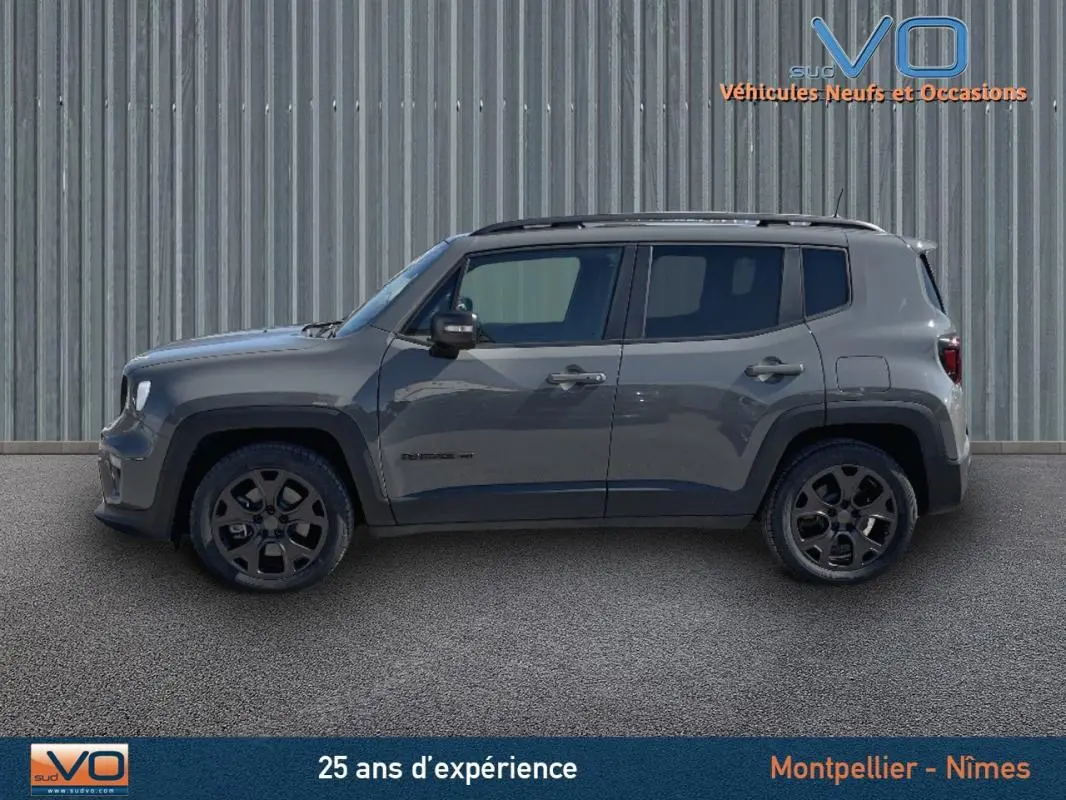 Profil côté gauche d’un Jeep Renegade gris foncé 2021 avec jantes alliage noires et barres de toit visibles.