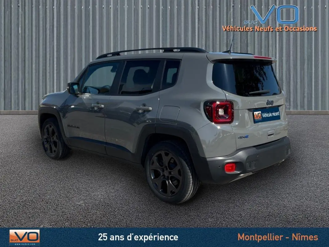Jeep Renegade gris foncé vue 3/4 arrière droit avec barres de toit et jantes alliage 18 pouces