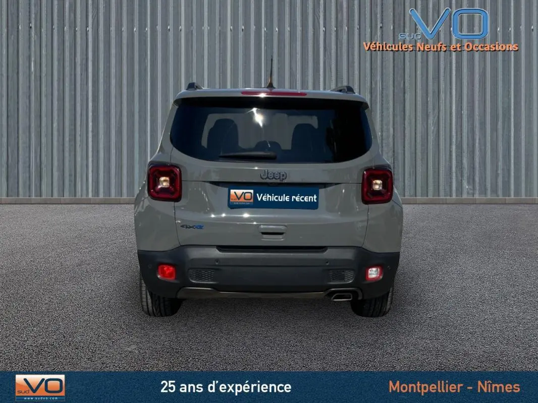 Vue arrière d'un Jeep Renegade gris foncé 2021 avec feux carrés et logo 4xe sur un sol goudronné.