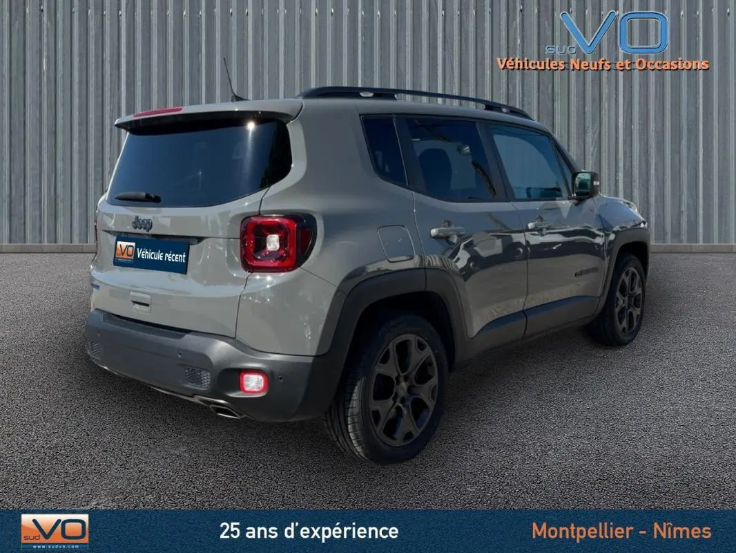 Jeep Renegade gris foncé vue 3/4 arrière droit avec barres de toit et jantes alliage 18 pouces