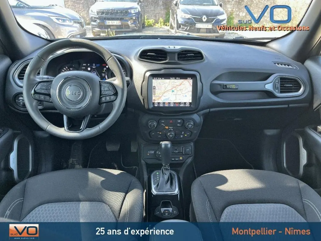 Vue intérieure avant du Jeep Renegade gris foncé 2021, avec écran tactile GPS et volant multifonction.