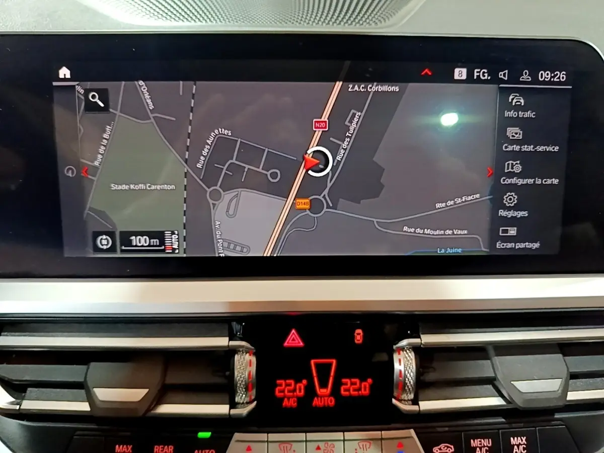 Écran tactile central affichant la navigation GPS dans l'habitacle d'une BMW Série 3 noire de 2022.