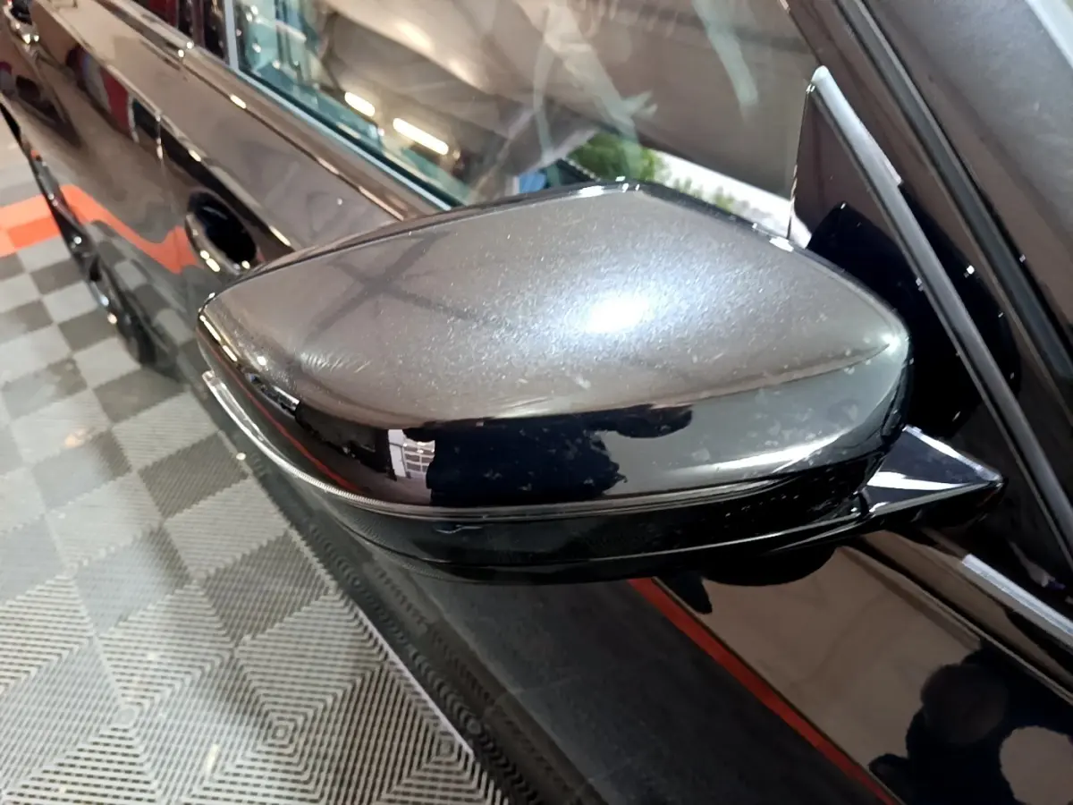 Rétroviseur côté gauche noir brillant de BMW Série 3 318i M Sport 2022, vue rapprochée sur la portière.