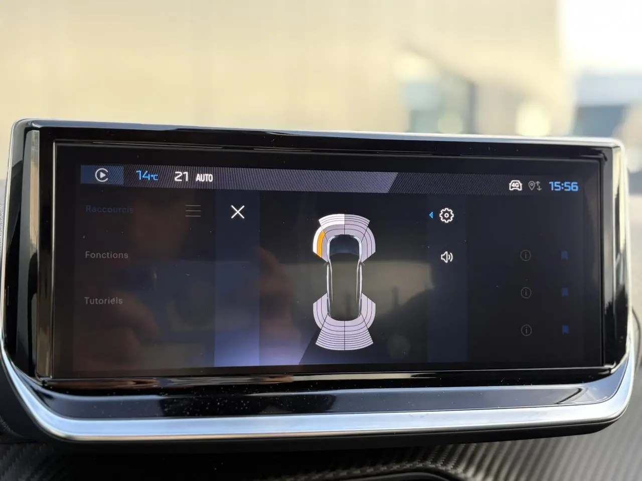 Écran tactile central du Peugeot 2008 Hybrid 145 e-DSC6 Allure affichant l'aide au stationnement avec vue schématique du véhicule.