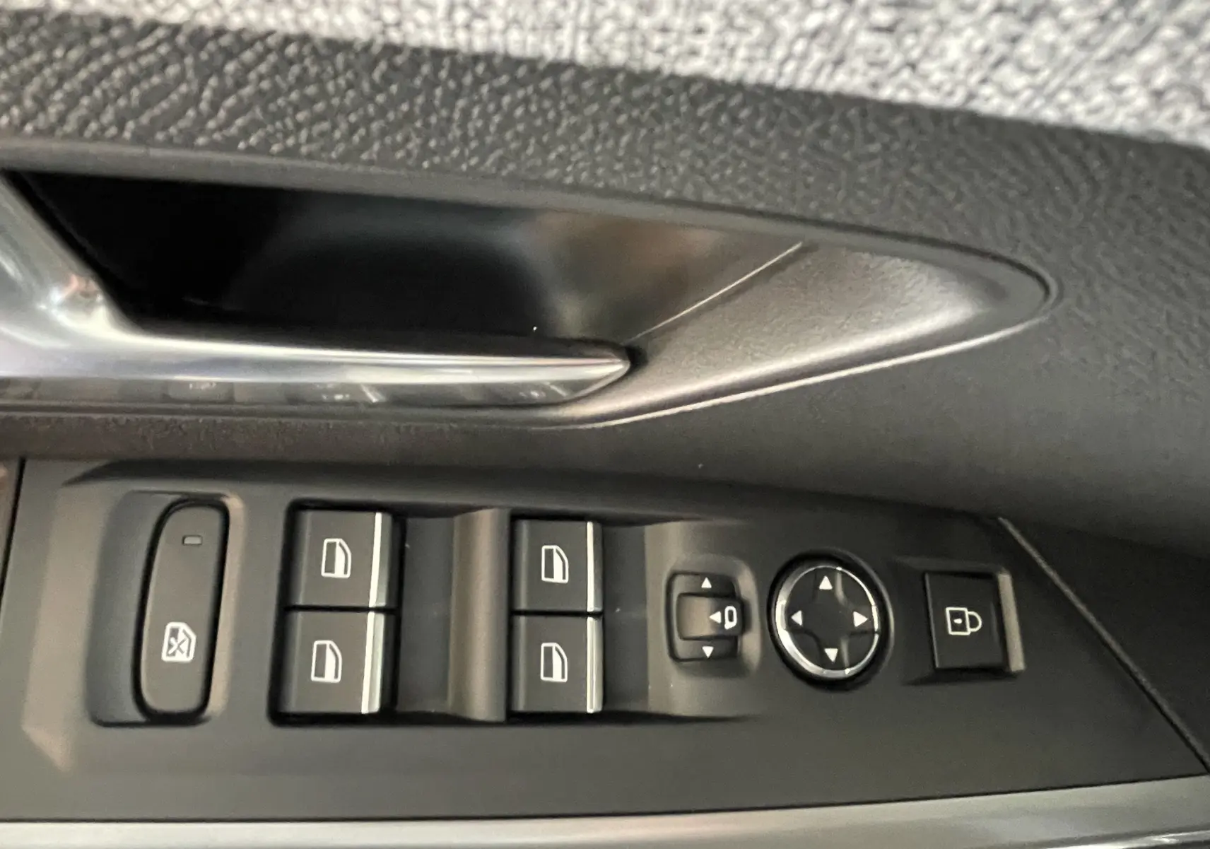 Gros plan sur les commandes de lève-vitres et rétroviseurs côté conducteur d’un Peugeot 3008 noir.