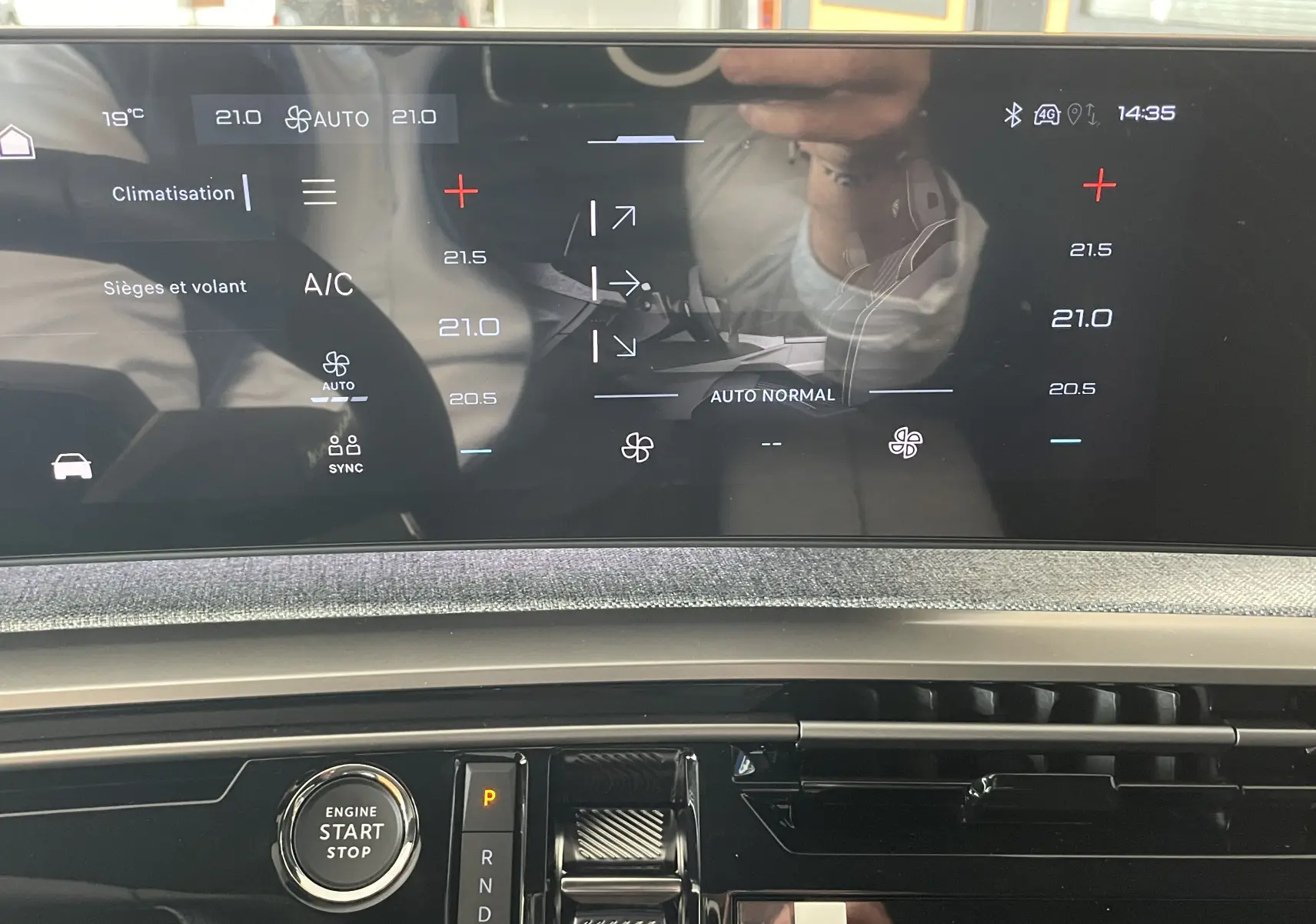 Vue rapprochée de l’écran tactile central du Peugeot 3008 noir 2026, affichant les réglages de climatisation et sièges.