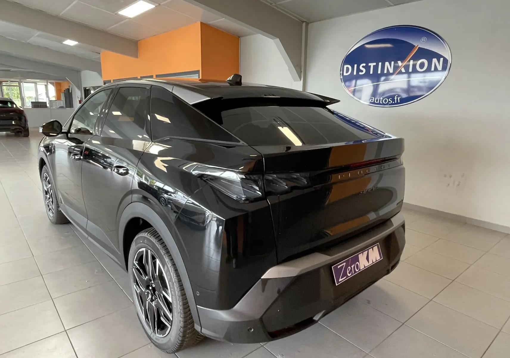 Vue 3/4 arrière droite d’un Peugeot 3008 noir brillant en showroom avec jantes alliage 19 pouces et vitres teintées.