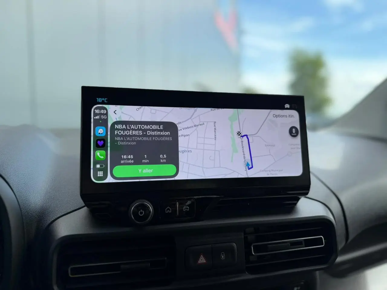 Vue intérieure du tableau de bord du Citroën Berlingo Multispace 2026 avec écran tactile affichant la navigation.
