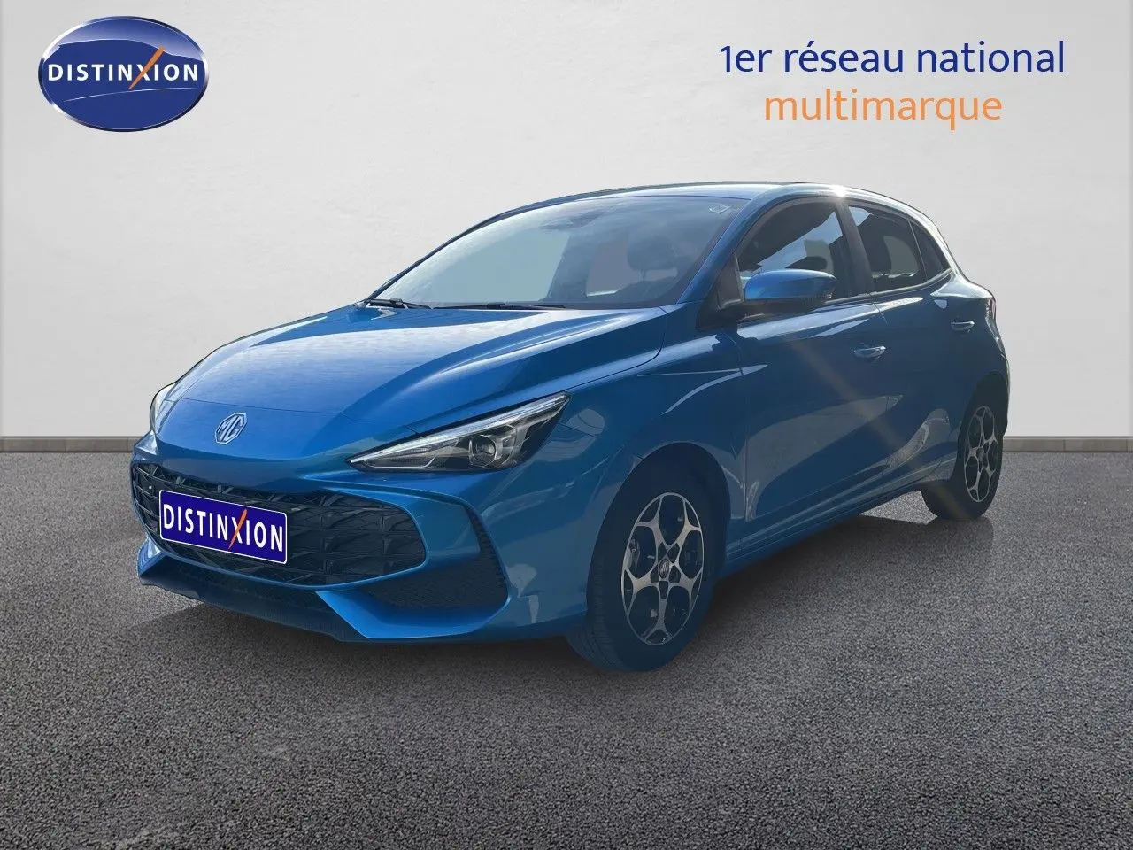 MG3 2024 hybride en bleu Como Metal, vue 3/4 avant mettant en valeur ses phares effilés et jantes stylisées.