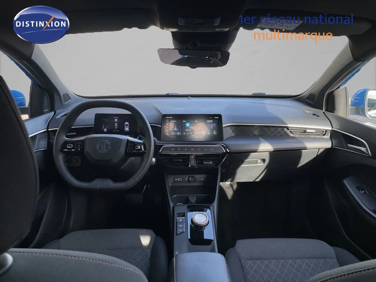 Vue intérieure avant du MG3 1.5L HYBRID+ 195CH COMFORT 2024, tableau de bord moderne avec écran tactile et volant multifonction.